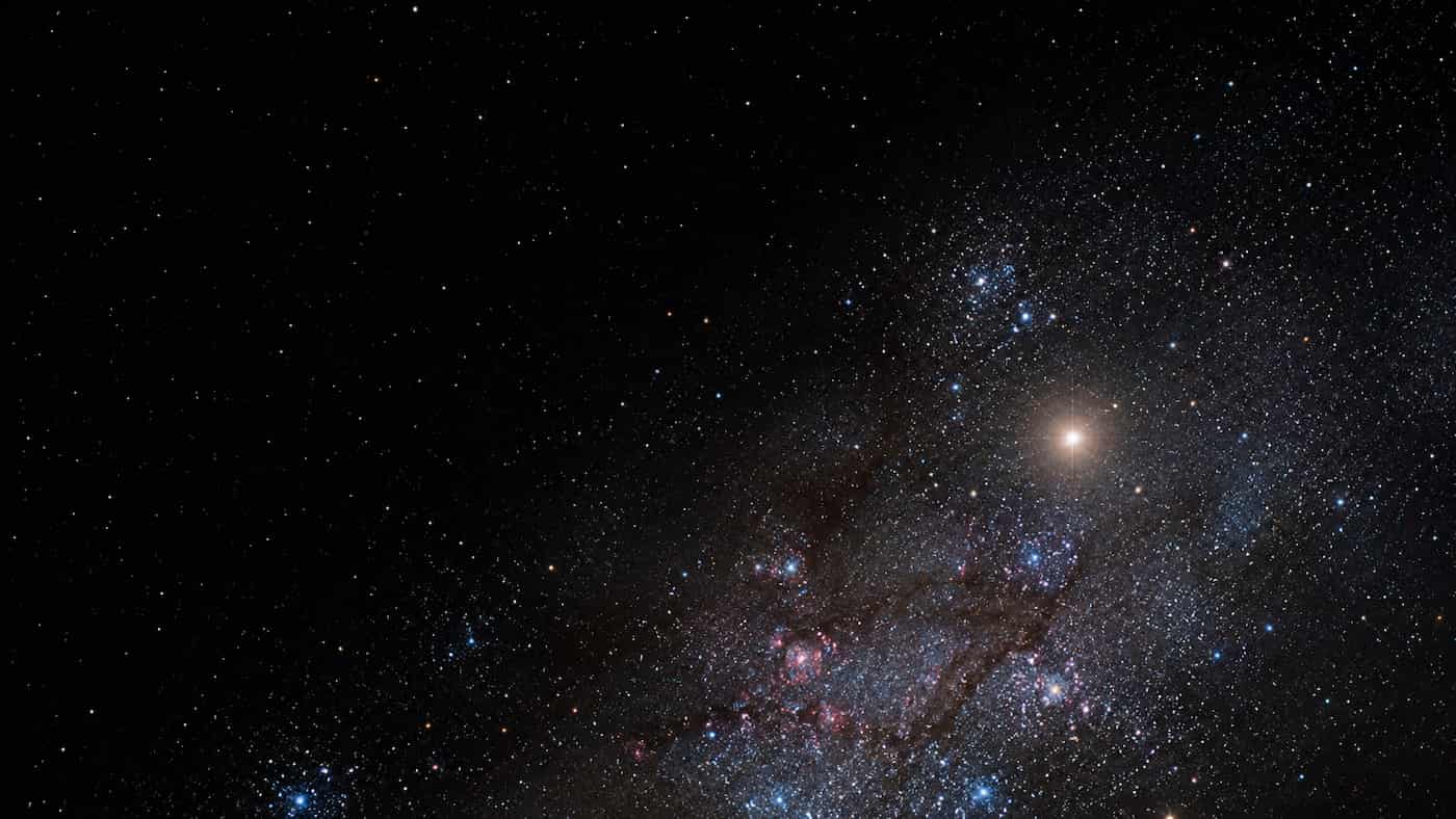 Kosmische Nebel und Funken von Sternen