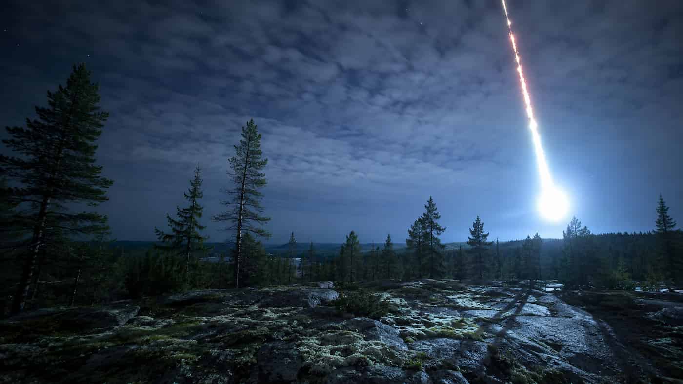 Eisenmeteorit von Ådalen: Der Brocken, der bergauf sprang Meteor über einem bewaldeten Tal