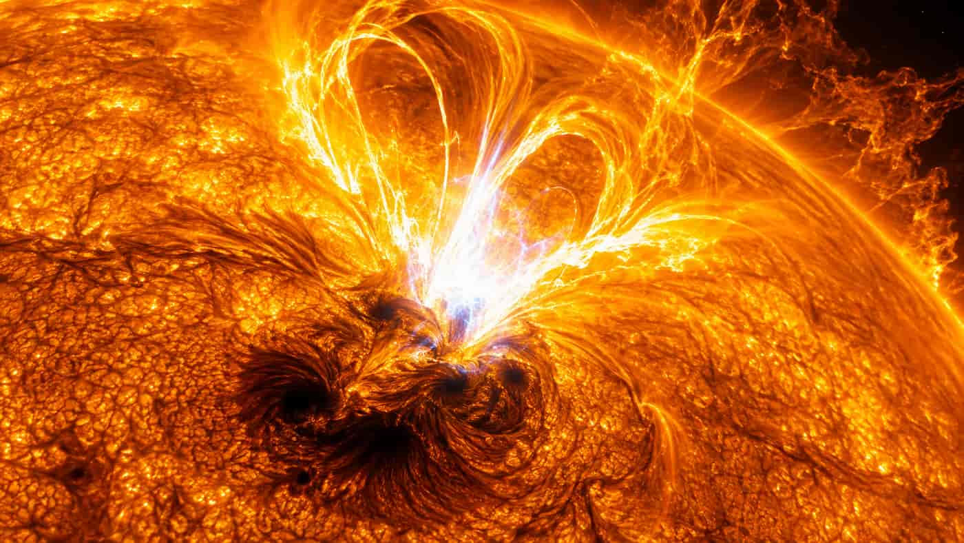 Dramatische Sonneneruption mit Plasmawirbeln