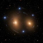 Galaxienpaar mit Gravitationslinsenbogen