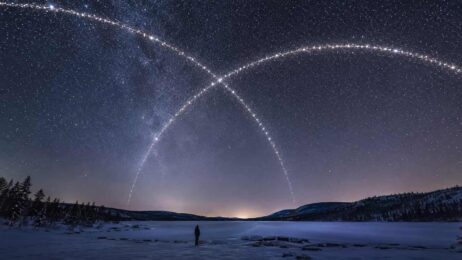 Rechenzentren im All: Bald mehr Satelliten als Sterne am Nachthimmel? Sternenbogen über dem gefrorenen See