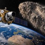 Satellit vor Apophis und der Erde